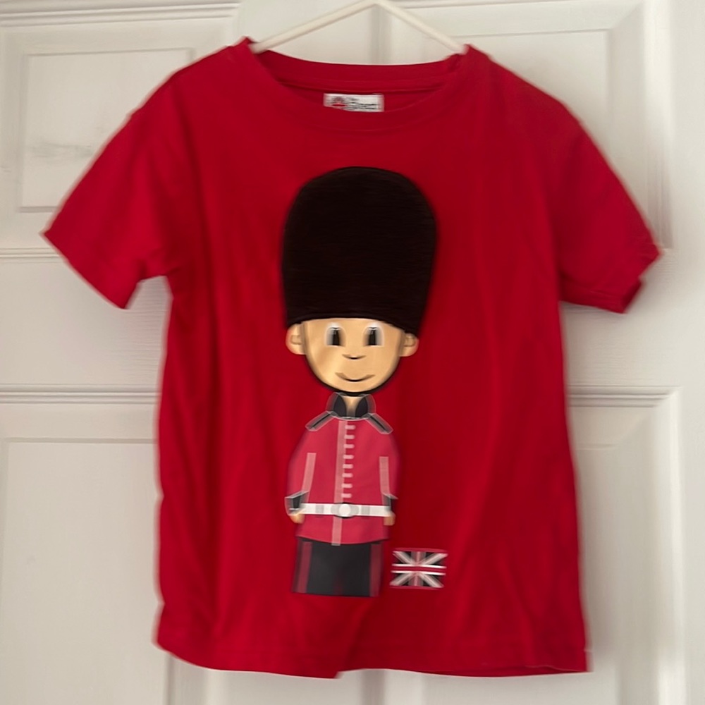 Kids/children’s great British Britain red t shirt “kings guard” London size 5/6